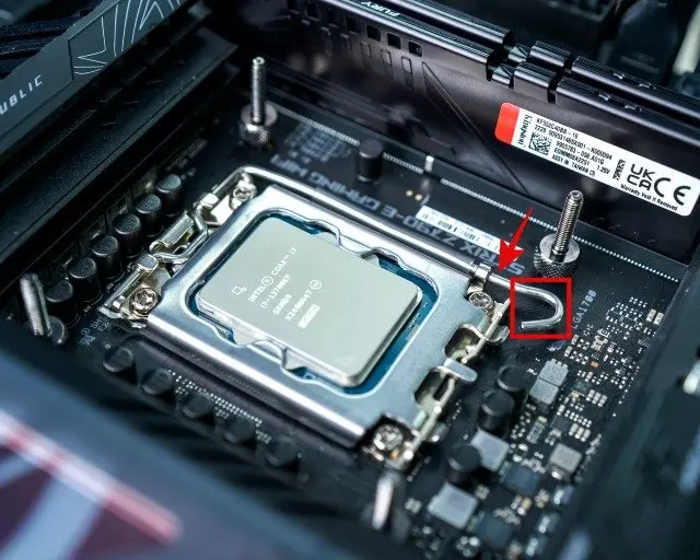 Cách lắp CPU Intel hoặc AMD trên mainboard của bạn 9 final cpu installed