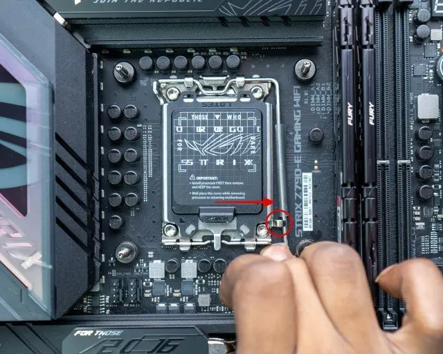 Cách lắp CPU Intel hoặc AMD trên mainboard của bạn 5 holding down cpu socket retention arm