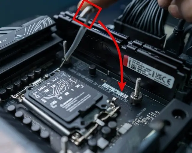 Cách lắp CPU Intel hoặc AMD trên mainboard của bạn 8 holding down motherboard retention arm