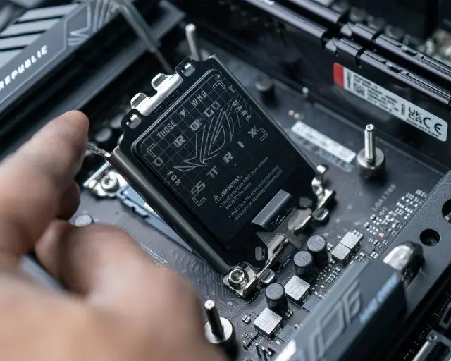 Cách lắp CPU Intel hoặc AMD trên mainboard của bạn 6 opening OF cpu socket